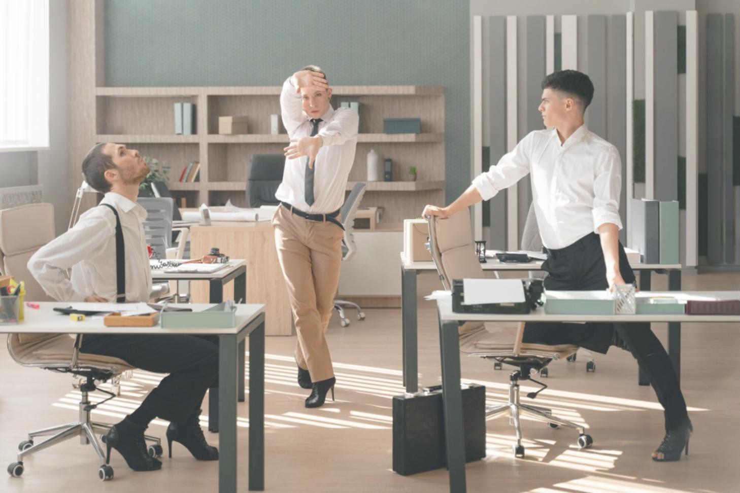 Detailaufnahme von Feedback-Formularen und Kursunterlagen auf einem Schreibtisch