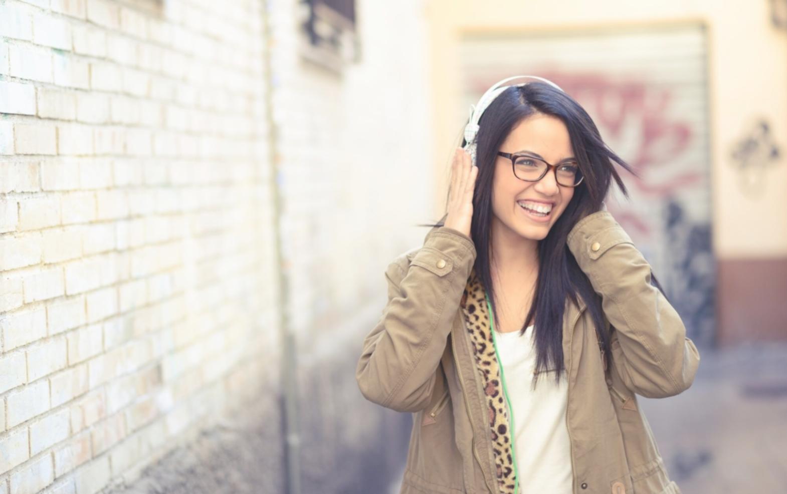Geschäftsteam bei gemeinsamer Arbeit an Finanzplanung
