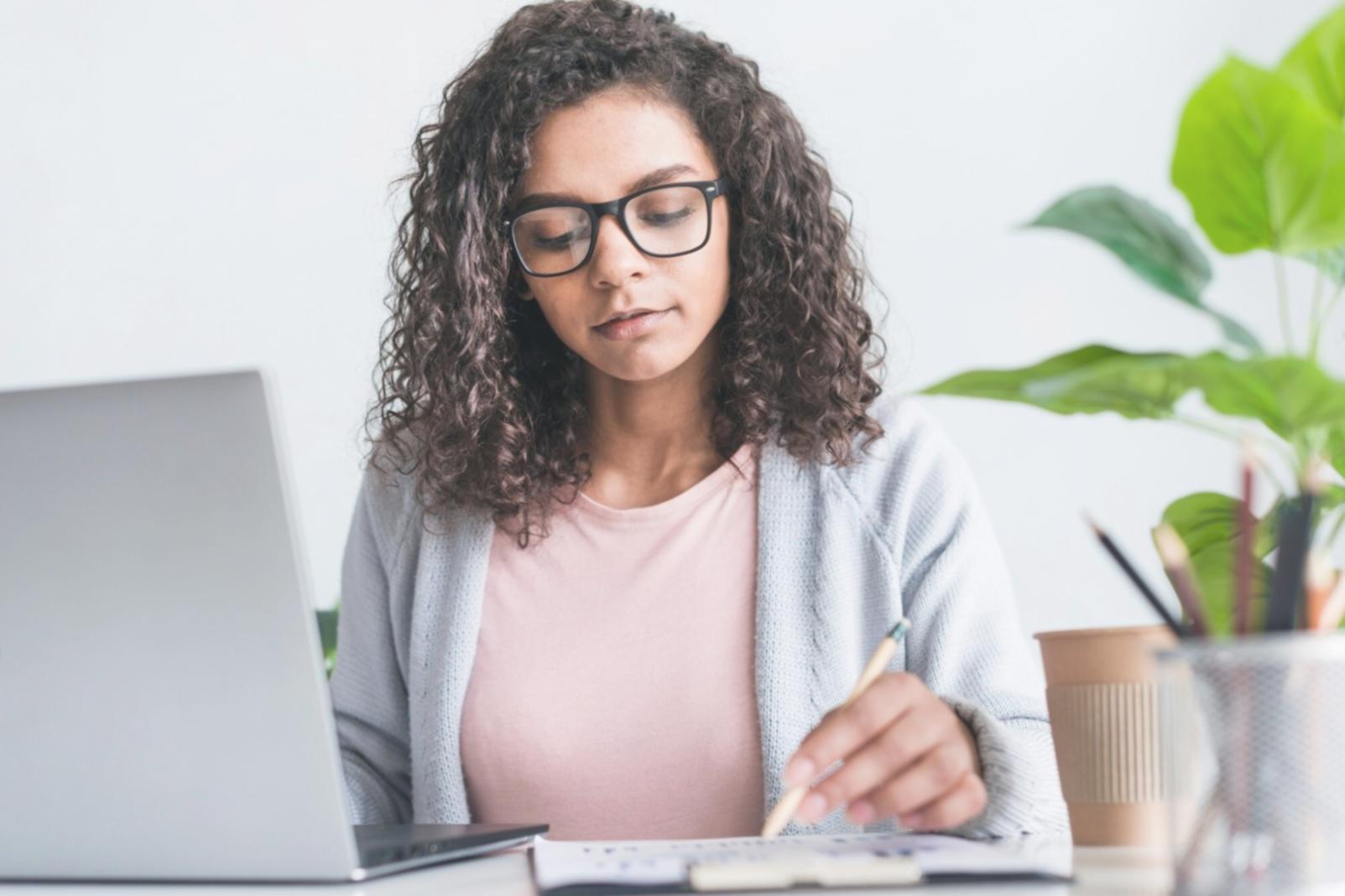 Teamarbeit während einer Finanzschulung mit Dokumenten und Analysen